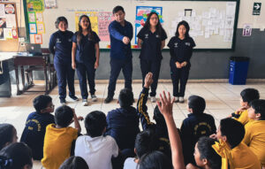 Estudiantes de Psicología UARM realizaron Talleres de gestión emocional y fortalecimiento socioemocional con los niños de 5.° de primaria de la I.E. Jiménez Borja. Durante 5 sesiones, lúdicas y dinámicas, promovieron el reconocimiento de las emociones y el fortalecimiento socioemocional desde la infancia